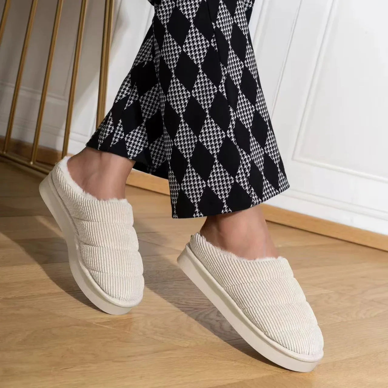 Dames Comfortabele Indoor Slippers – Zacht Fluweel, Effen Beige, Perfect voor Thuisgebruik