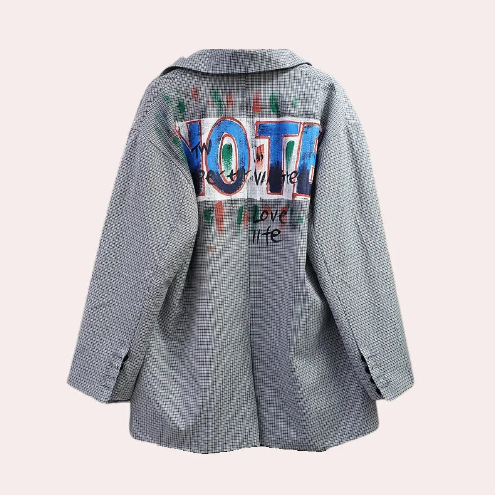 Mandy - Oversized damesblazer met tekst