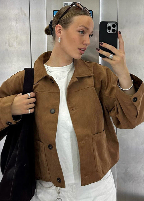 Luxe suède jas | Bruine damesjas met knoopdetails en relaxte pasvorm
