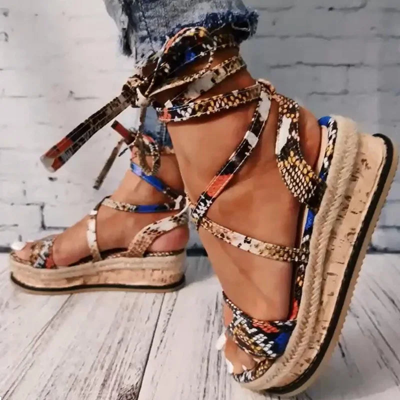 Adriaantje | Dames Platform Sandalen met Gevlochten Zool en Enkelveter – Comfort en Kleur voor de Zomer