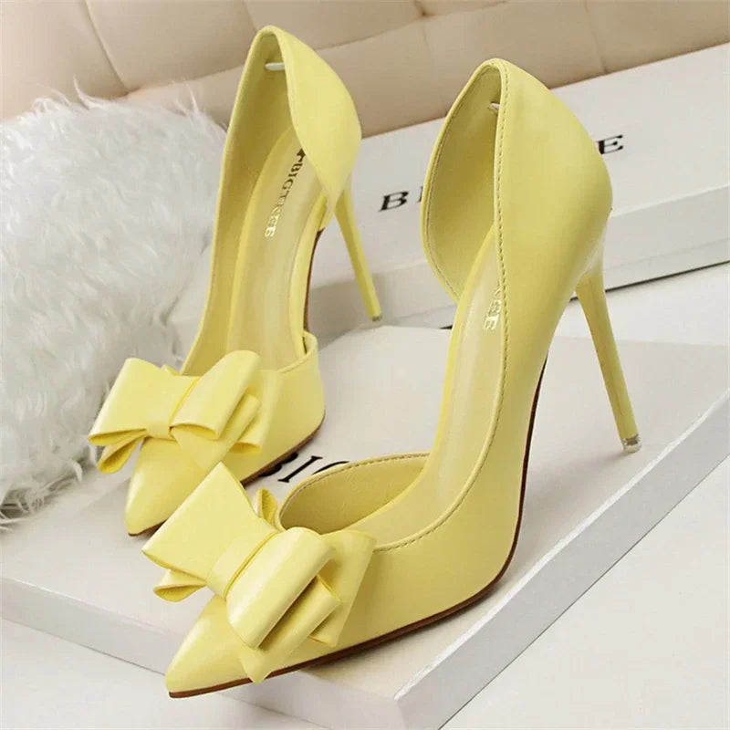 Pumps met Strikdetail