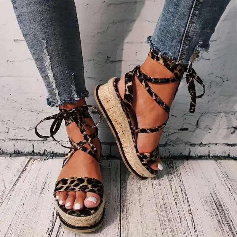 Adriaantje | Dames Platform Sandalen met Gevlochten Zool en Enkelveter – Comfort en Kleur voor de Zomer
