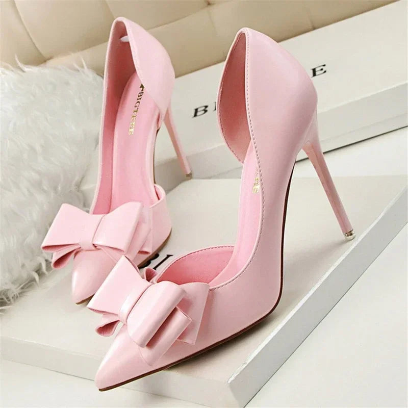 Pumps met Strikdetail