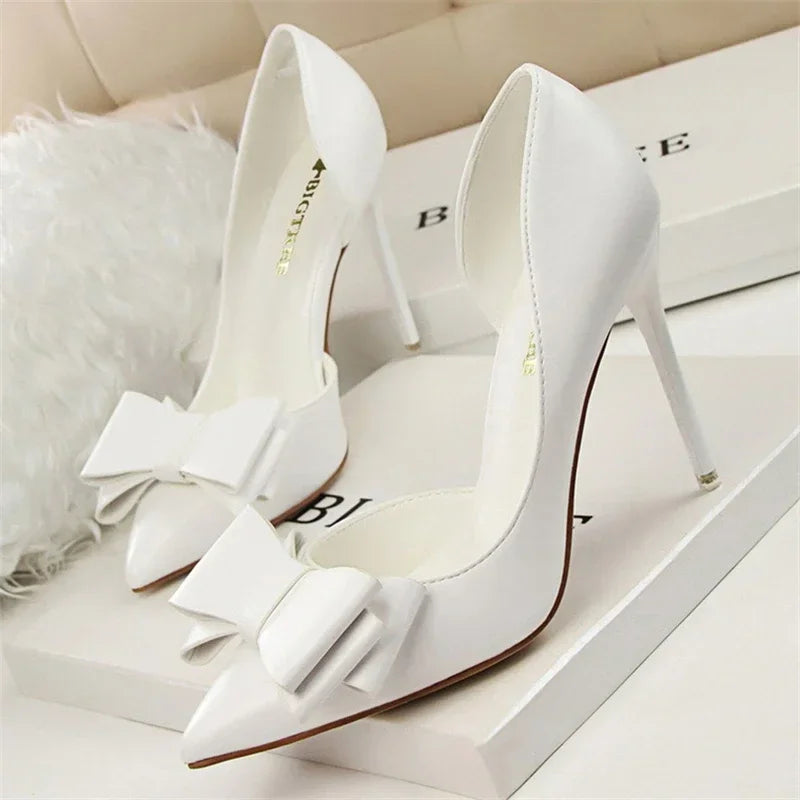 Pumps met Strikdetail