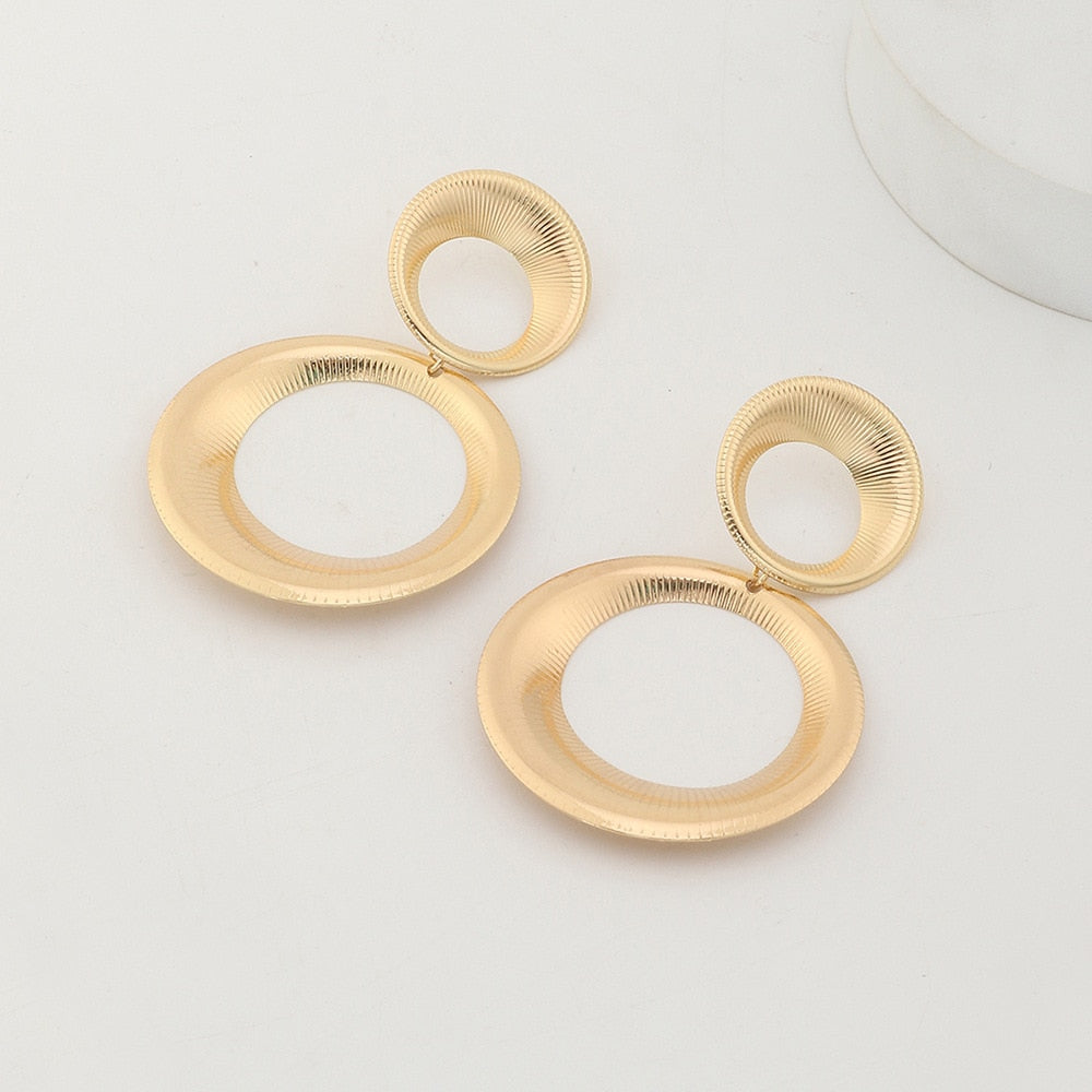 Anja | Gouden damesoorbellen met subtiel 3D-effect – minimalistisch en trendy