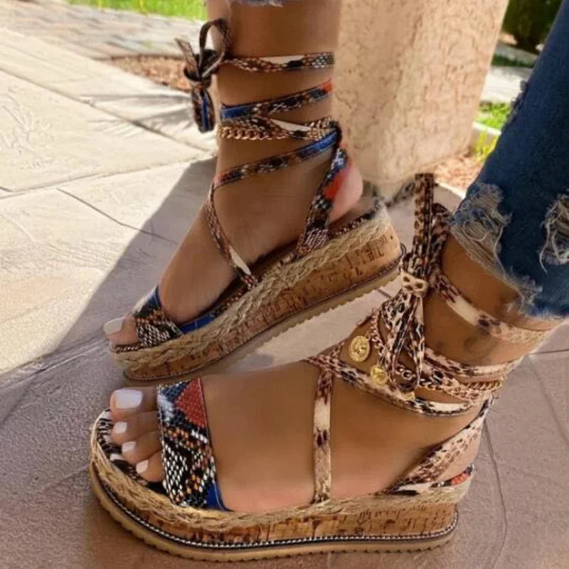 Adriaantje | Dames Platform Sandalen met Gevlochten Zool en Enkelveter – Comfort en Kleur voor de Zomer