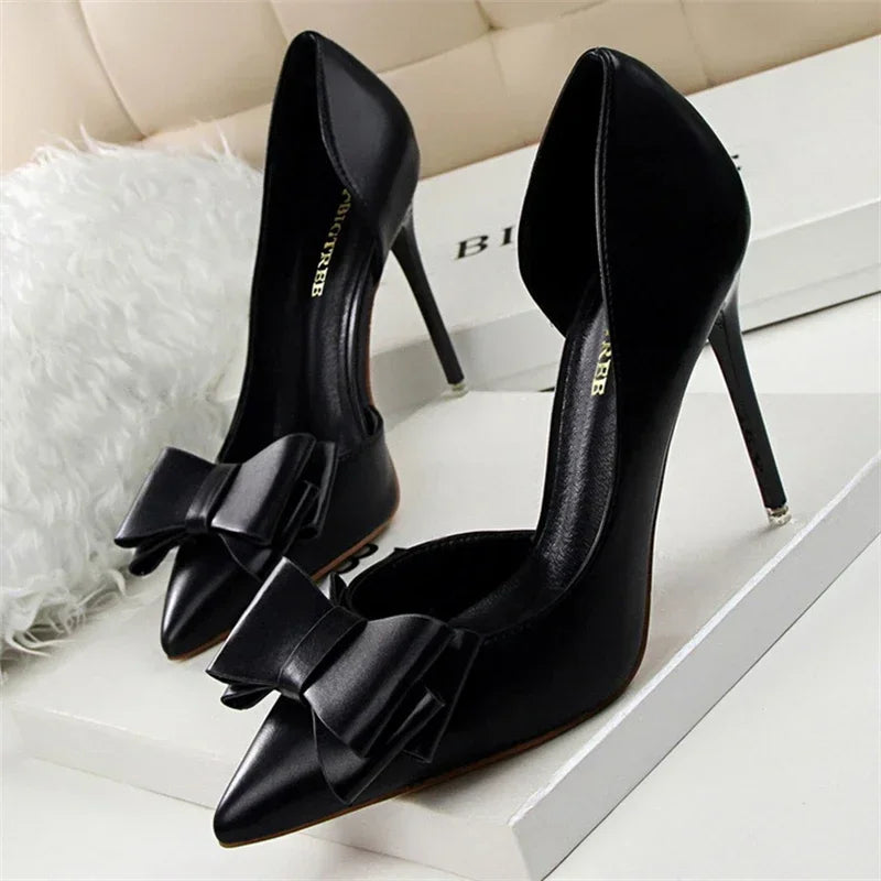 Pumps met Strikdetail