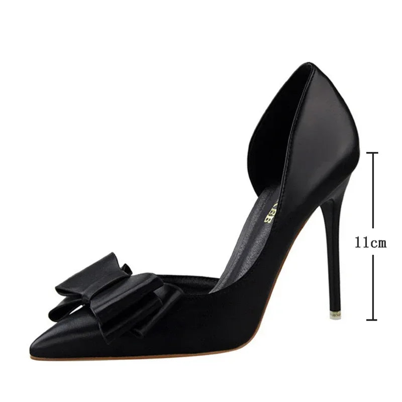 Pumps met Strikdetail