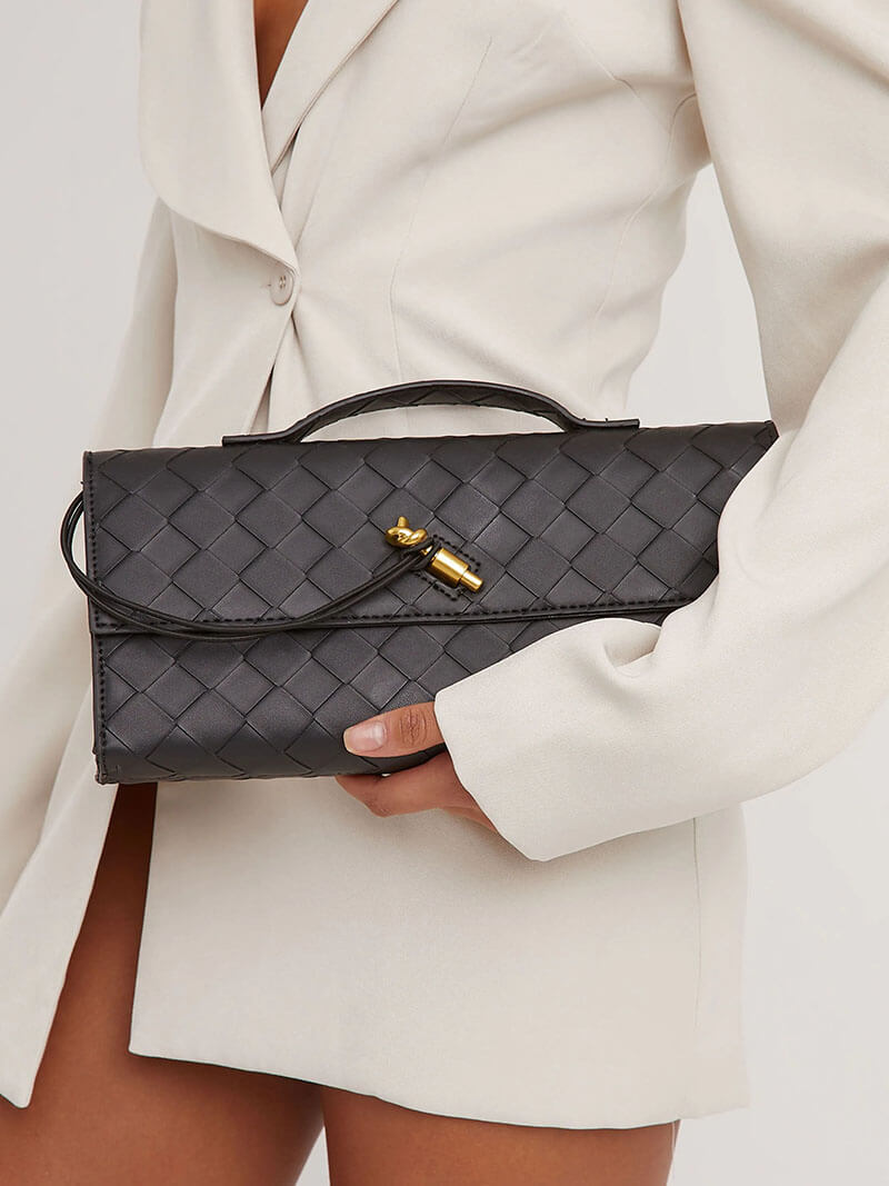 Dames handtas met geweven design en gouden knoopsluiting – compact & elegant