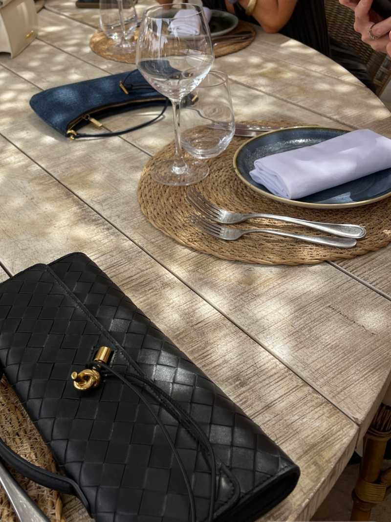 Dames handtas met geweven design en gouden knoopsluiting – compact & elegant