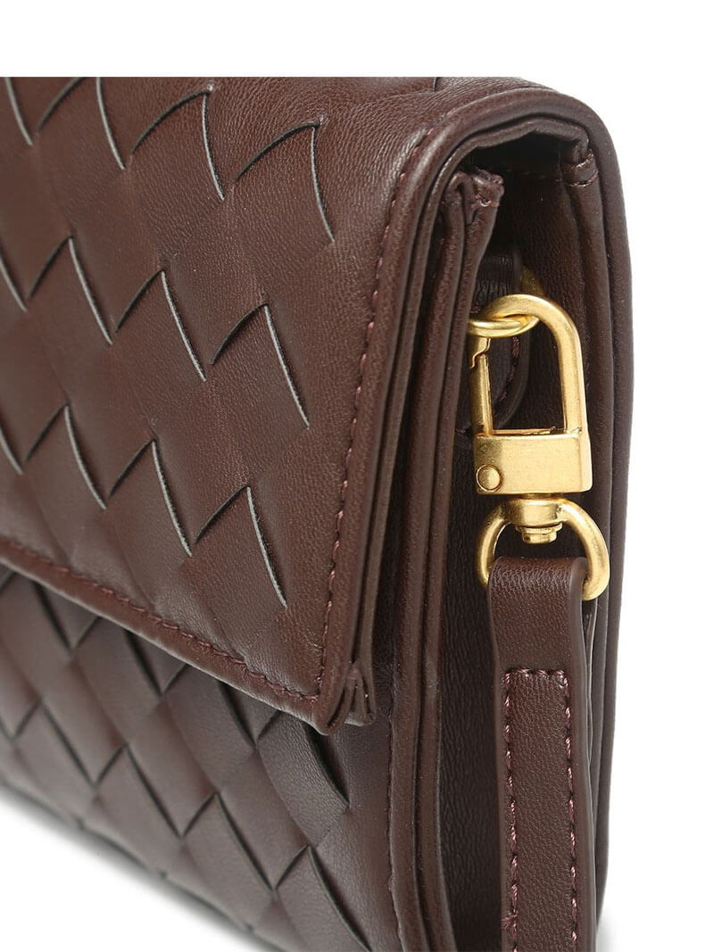 Dames handtas met geweven design en gouden knoopsluiting – compact & elegant