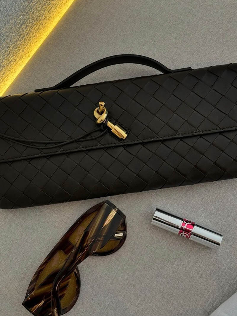 Dames handtas met geweven design en gouden knoopsluiting – compact & elegant