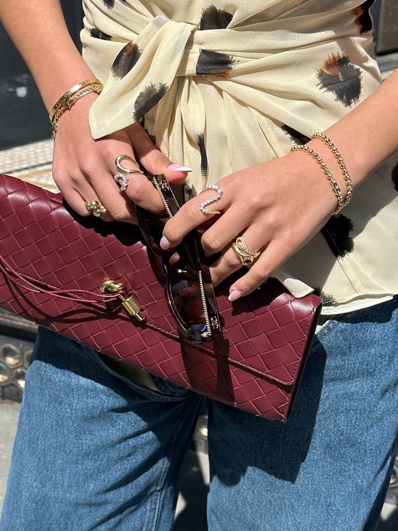 Dames handtas met geweven design en gouden knoopsluiting – compact & elegant