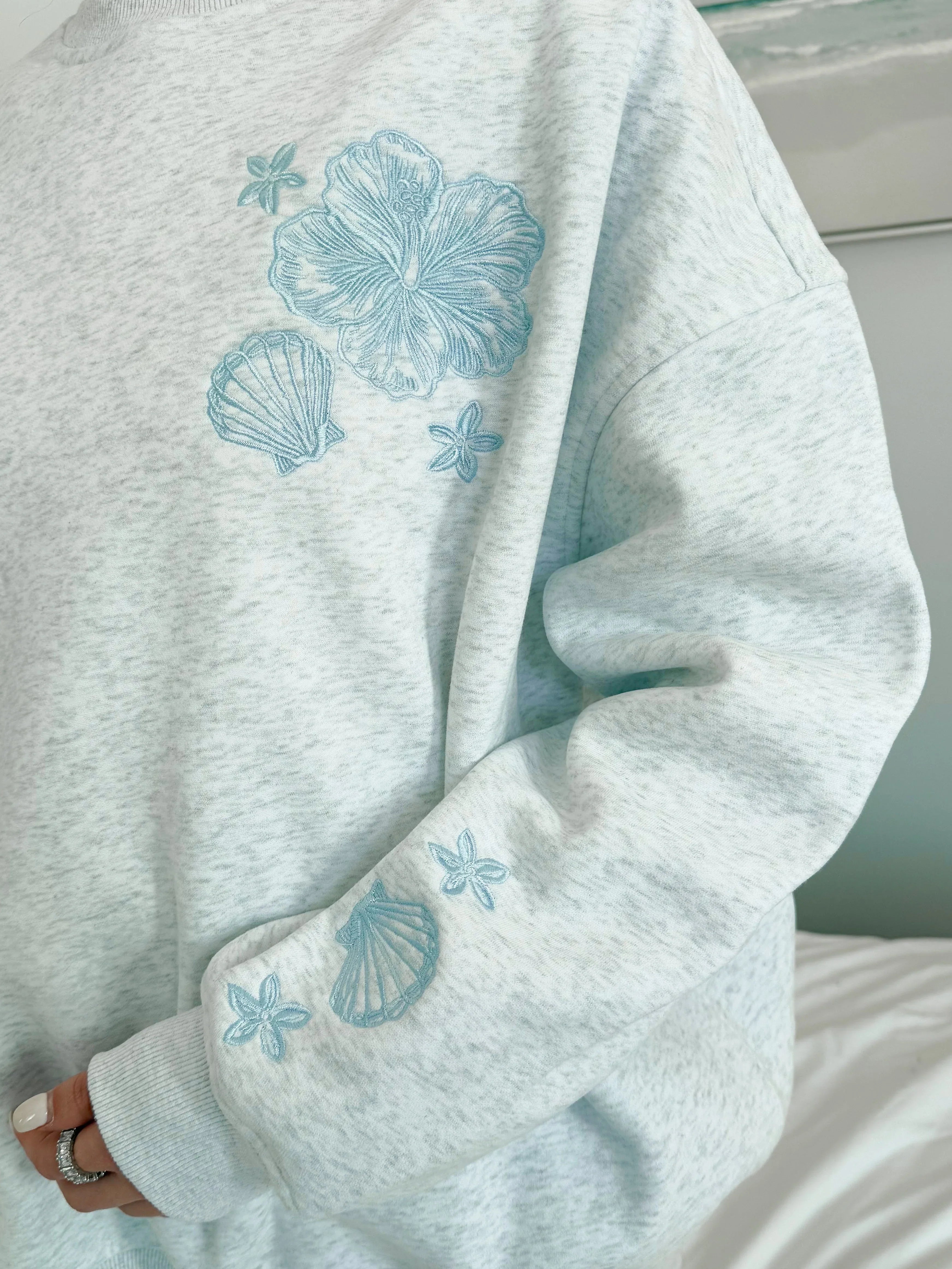 Elinora | Dames Crewneck Sweater met Tropische Parels – Casual Luxe Detail