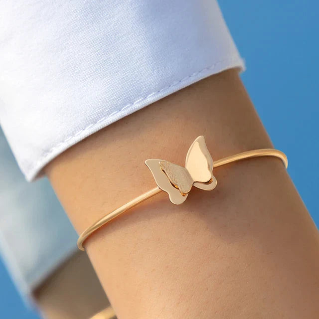 Brenda | Minimalistische dames armband – elegante, subtiele kruisvorm met goudkleurige afwerking