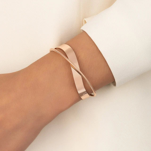 Agnes | Goudkleurige damesarmband met subtiel kruissymbool – elegant en veelzijdig