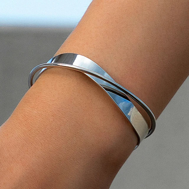 Agnes | Goudkleurige damesarmband met subtiel kruissymbool – elegant en veelzijdig