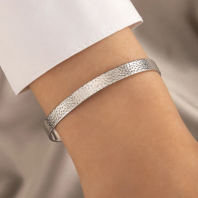 Brenda | Minimalistische dames armband – elegante, subtiele kruisvorm met goudkleurige afwerking