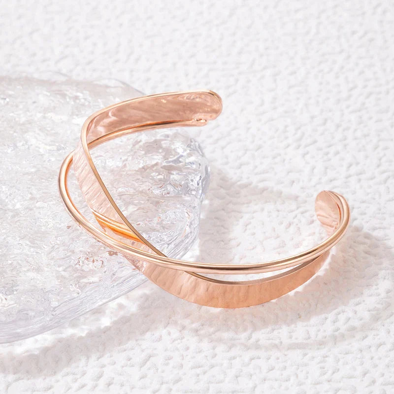Brenda | Minimalistische dames armband – elegante, subtiele kruisvorm met goudkleurige afwerking