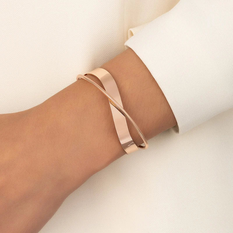 Brenda | Minimalistische dames armband – elegante, subtiele kruisvorm met goudkleurige afwerking