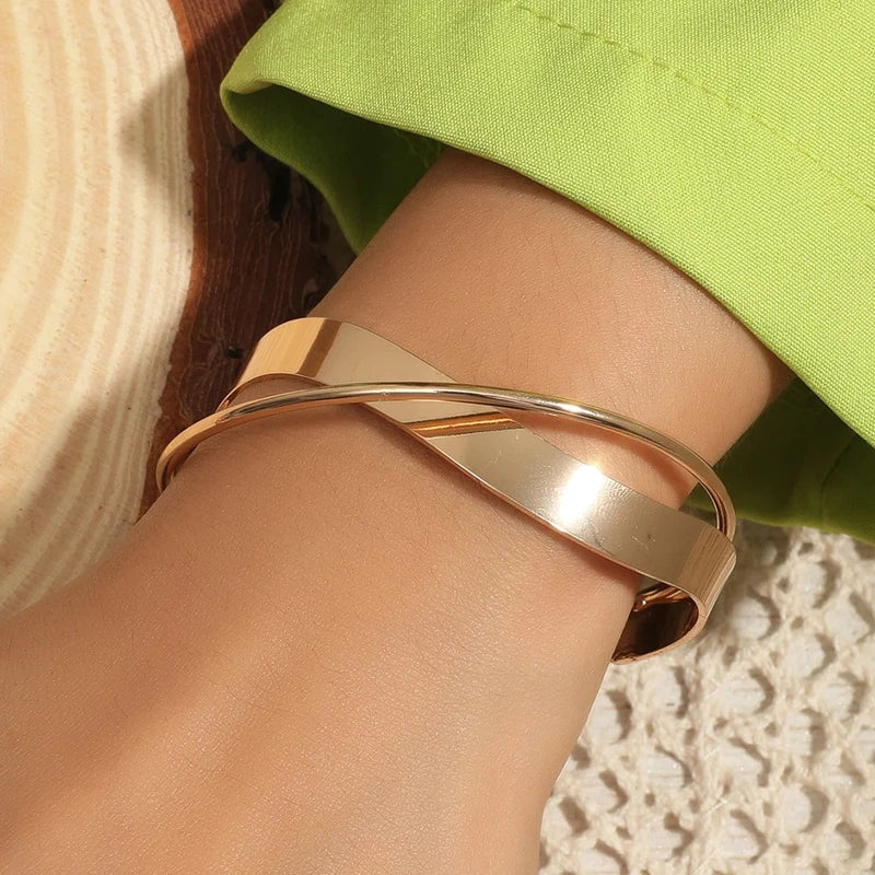 Brenda | Minimalistische dames armband – elegante, subtiele kruisvorm met goudkleurige afwerking