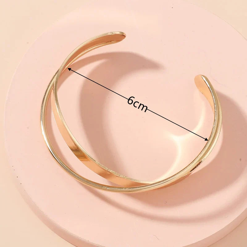 Brenda | Minimalistische dames armband – elegante, subtiele kruisvorm met goudkleurige afwerking