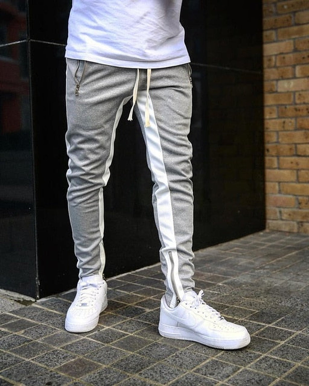 Spodnie dresowe męskie z lampasami - zamki na nogawkach – widok produktu 1 | Ionotix