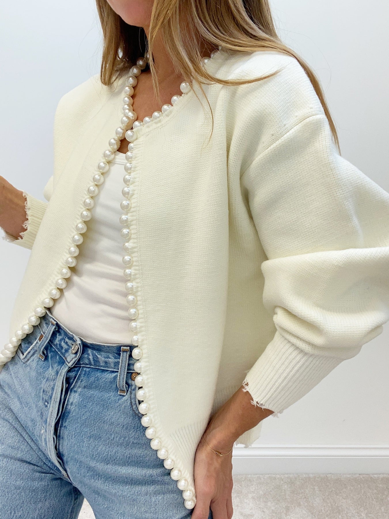 Jasmine Vest | Dames gebreid vest met parelrand en gescheurde zoom