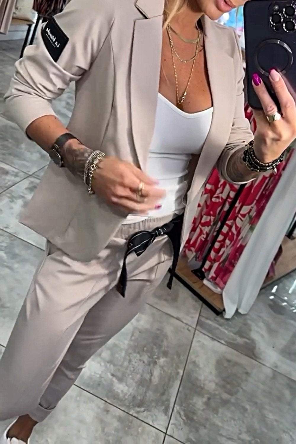 Dames Tweedelige Set – Beige Blazer en Broek met Comfortabele Pasvorm