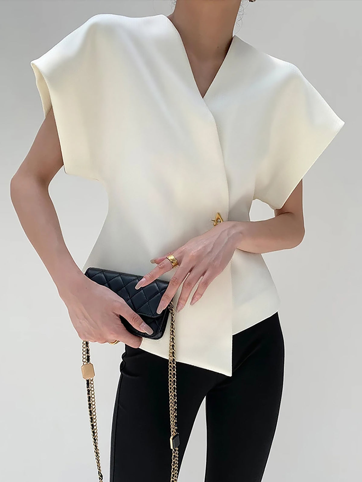 Julia - Trendy V-hals Blouse met Knopen