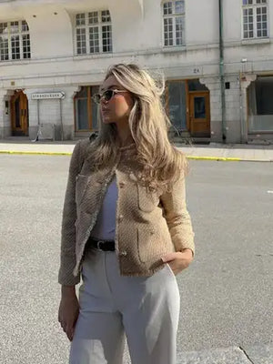 Beige Tweed Jasje | Dames jasje met gouden knopen en tijdloze elegantie